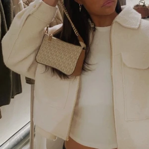 Benvit teddyjacka  - Jättefin jacka från ZARA som inte säljs längre. Lägger upp mest för intressekoll men kan köpas direkt för 550kr. Använd någon enstaka utgång. 