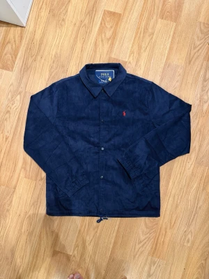 Polo Ralph Lauren Overshirt Navy Blue - Snygg marinblå overshirt i manchestertyg från Polo Ralph Lauren. - Helt Ny 🤩 Hög kvalite ‼️ Redo att fraktas 🚚