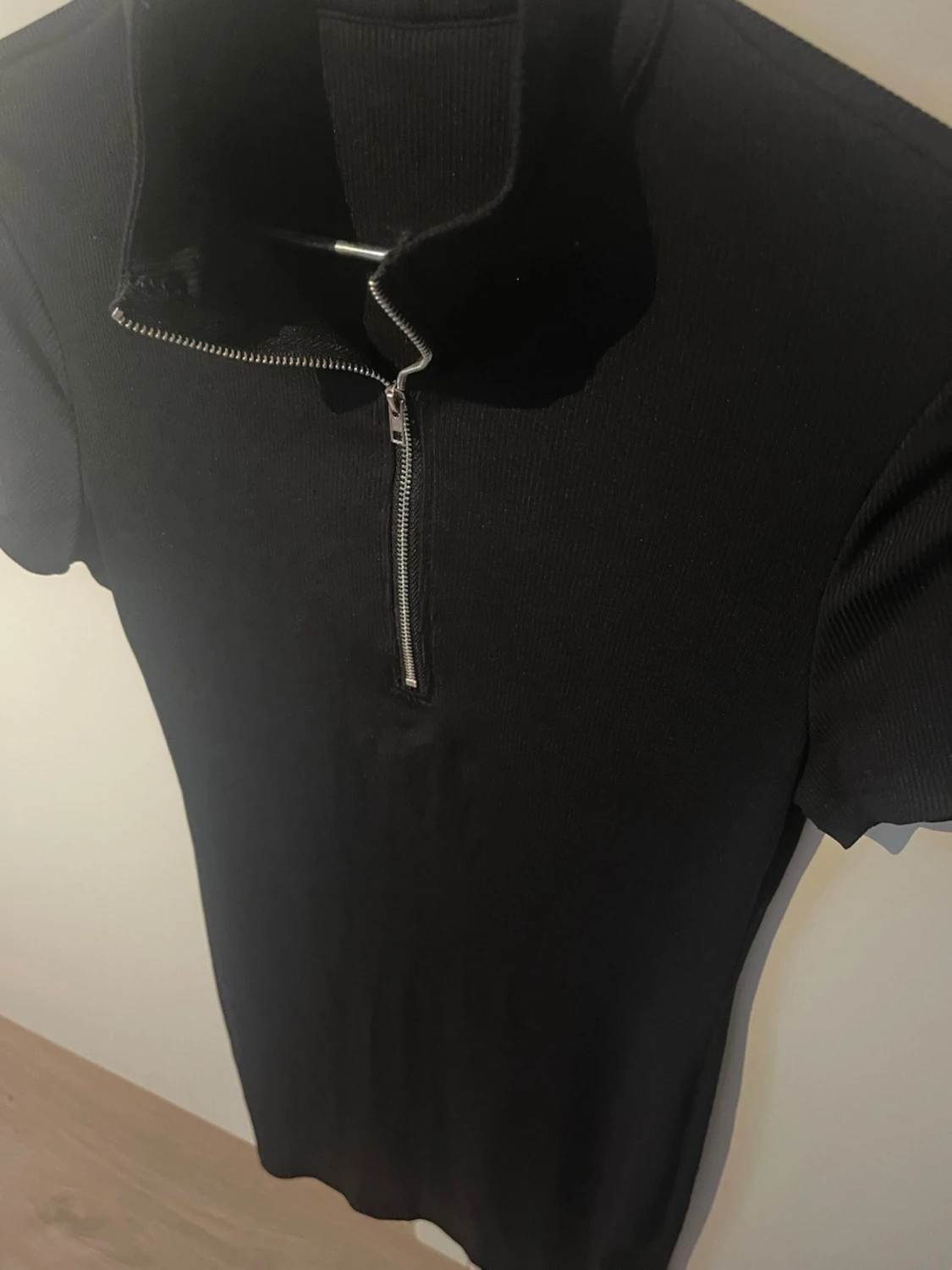 Svart kort klänning med half zip - 2