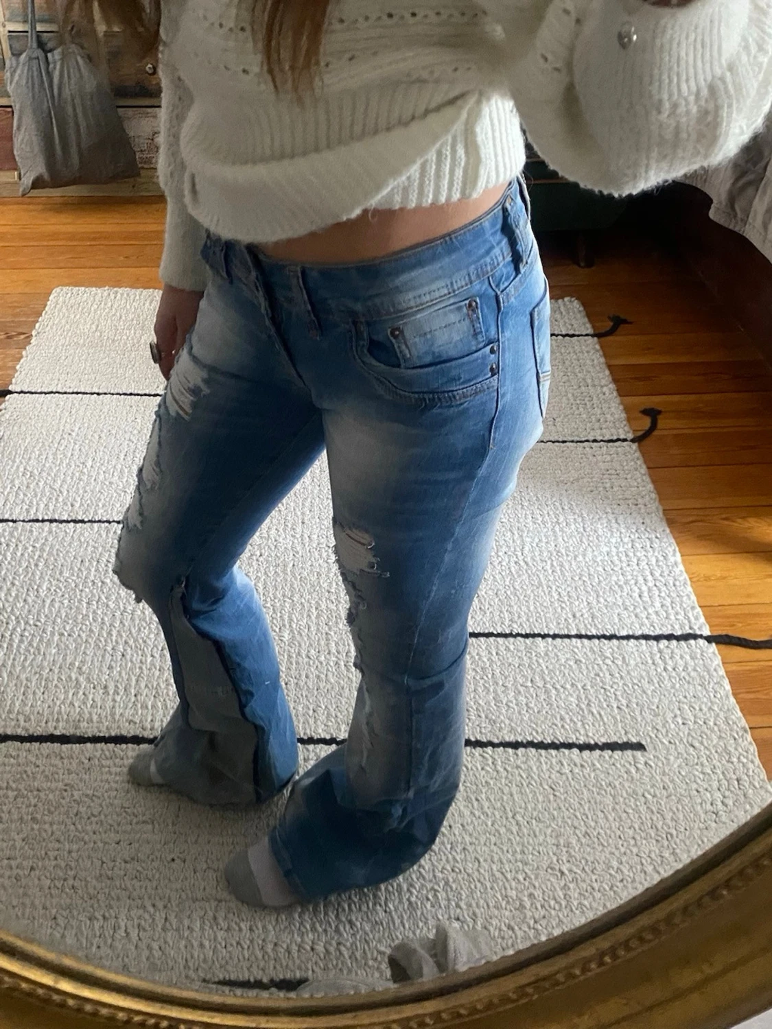 Blå slitna bootcut jeans - 1