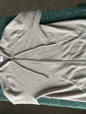  Beige Stickad John Henric Hoodie - Beige stickad John Henric hoodie använd fåtal gånger. Skick 10/10, är i storlek s men är som m. Köpt i butik för 2499kr. Kvitto tillkommer. Skriv frågor vid funderingar. Priset är inte hugget i sten🚨