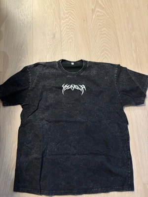 Young LA, gym tröja oversized - Säljer en svart t-shirt från Yung LA med ett vitt tryck på bröstet. T-shirten har en tvättad look och lite oversized. Perfekt för dig som gillar oversized till gymmey och vill ha något unikt.