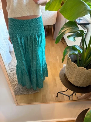Turkos långkjol  - Säljer en turkos långkjol med mönster 💕