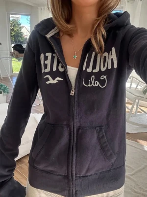 Hollister zip - Storlek L, modell har på sig en storlek M. Skickas inom 24h. Se liknande plagg i min profil!