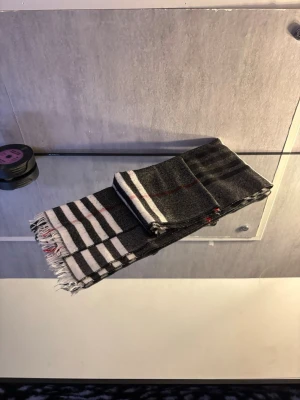 Randig svartvit halsduk med fransar - Säljer nu min halsduk i burberry tema skönt tyg som inte skaver. Köptes ny för 349kr|| Mitt pris 149kr!perfekt för de lite kallare dagarna nu innan våren. Har du frågor eller funderingar är det bara att höra av sig 😁
