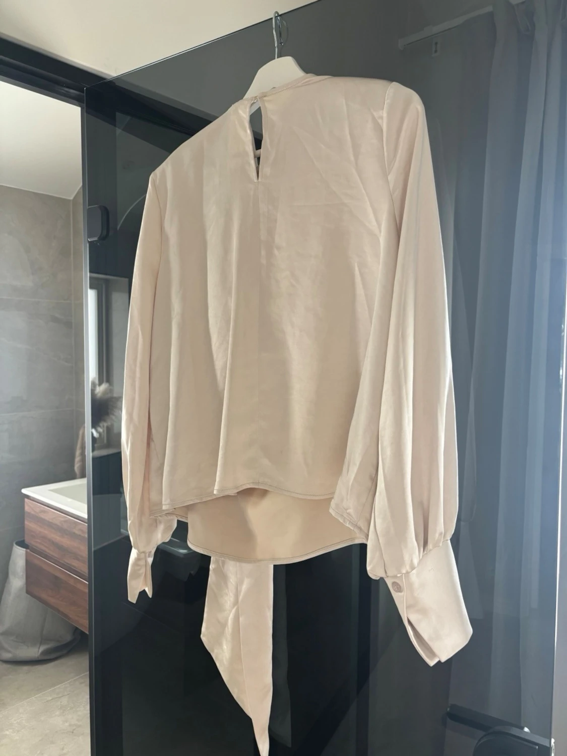 Beige omlottblus med knytband - 1