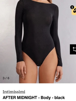 Svart body med djup rygg från Intimissimi - Jag säljer denna body från intimissimi som inte längre säljs! Den har en djup, öppen rygg. Det syns inte så bra men tyget är glitterskimrigt 😍aldrig använd men glömdes bort i en flytt!💓💓 nypris 400!!