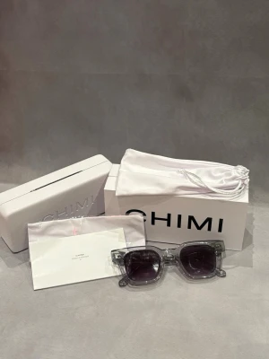 CHIMI 04 grey - CHIMI | Modell - 04 grey (populärast) | Skick - 10/10, Inga repor och knappt använda | Nypris - 1400kr | Chimi Box + Chimi låda, chimi whipe, chimi kort medföljer vid köp (se bilder) | Hör av er vid frågor eller funderingar 