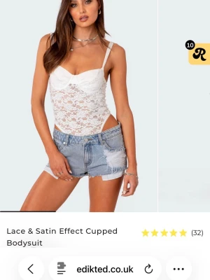 Vit spetsbody från Edikted - Säljer en vit body från Edikted. Bodyn är i spets och har en figurnära passform. Perfekt att styla med jeans eller kjol för en trendig look. Köpt här på Plick men vill sälja då den inte riktigt passade mig. Aldrig använd av mig😇