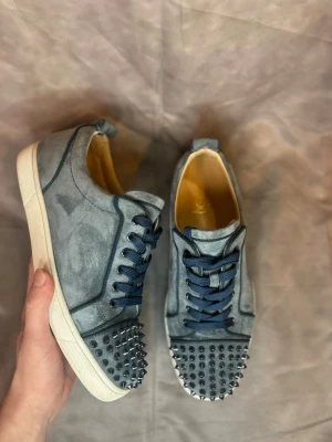Washed Blue Loubs | 42 - Säljer dessa otroligt sällsynta loubs i färgen ”washed blue” | Skicket är mycket bra | Äkta , en nit saknas på sidan, men svårt o se.