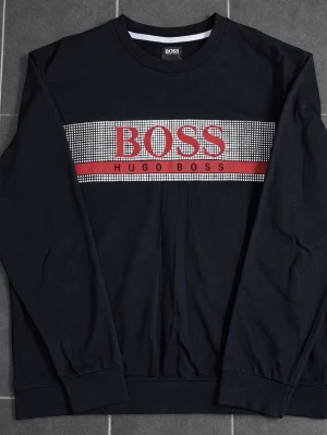 Hugo boss långärmad - Snygg sweatshirt från boss för män, storlek M. Nyskick, aldrig använd. Hör av dig vid intresse/frågor.  PRIS KAN DISKUTERAS!!