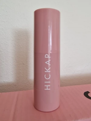 Hickap bronzer stick Golden Truffle - 🌸🌸🌸OBS kolla min annons med samma produkt och fri frakt 🌸Säljer en bronzer stick från Hickap i en snygg rosa plastförpackning. Produkten har en krämig formula och kommer i en varm brun nyans som ger ett naturligt solkysst resultat. Perfekt att använda direkt på huden för enkel applicering. Endast testad.