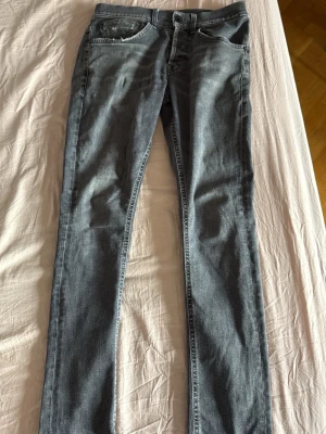 Dondup jeans - Dondup jeans modell George säljer för de inte kommer till andvänding sitter rätt så bra på mig som är 170 59kg skulle kunna passa nån som är lite längre ochkså