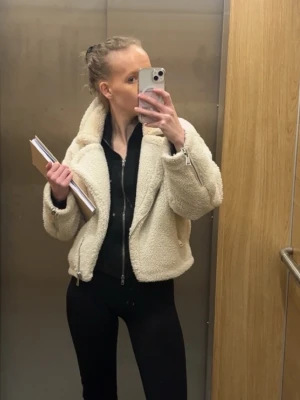 Teddy jacka  - Från nakd 