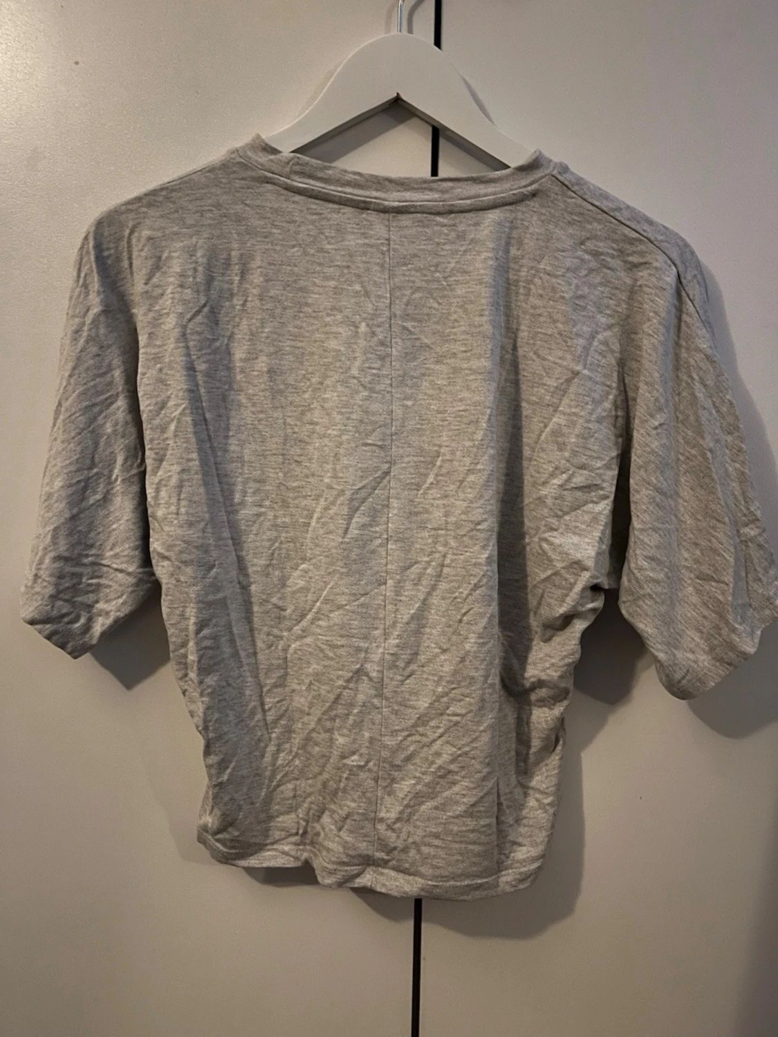 Ljusgrå basic t-shirt i bomull - 1