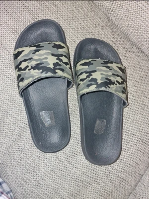 Sandaler - Sparsamt använda, den skavank jag har sett är att delen som går över foten har fransat sig lite. Minns dock inte om de var så eller ej när de köptes nya. Stl 36