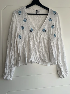 Blus - Fin, tunnare blus. Luftig och lite genomskinlig i tyget. Finns någon enstaka tråd som hänger ut från detaljerna men ingenting som påverkar.