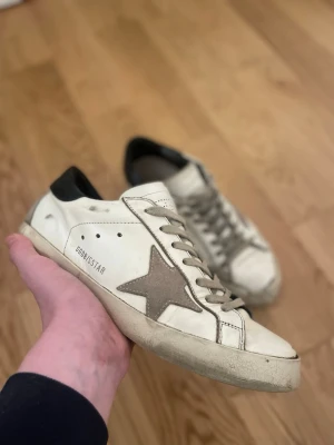 Golden goose skor - Ett par schyssta golden goose skor till bra pris, skorna har tecken på användning som man ser på bilderna. Skriv privat vid frågor 