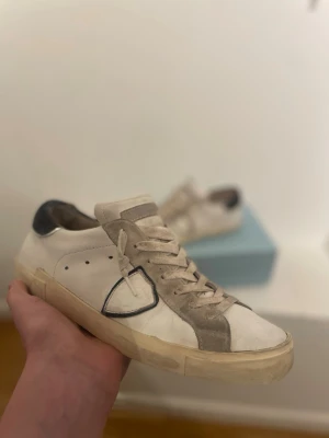 Vita philippe Models - Ett par philippe models i bra skick till ett bra pris, de ända defekterna är lite skrap märken och ett jack på insidan på en av skorna som kan fixas enkelt. Skriv privat vid frågor. 