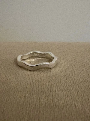 Handgjord Silver 925 Sterling Ring - Minimalist, Waves - Handgjord Silver 925 Sterling Ring - Minimalist, Waves   - Material: Äkta Sterling Silver (925-silverstämpel)   - Design: Handgjord, Minimalist, Waves - Passar: Kvinna – bekväm passform   - Storlek: Innerdiameter på 17,3 mm, 54-55 mm omkrets -  US 7 - Skick: Helt ny    💫 Se även mina övriga annonser för fler stilrena silverringar. Mängdrabatt tillämpas, silverputsduk ingår för bundles 💫