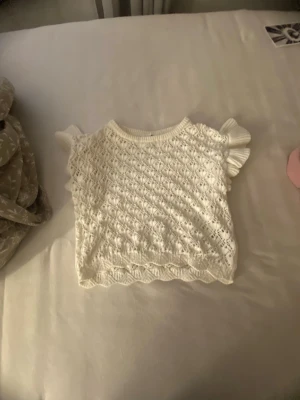 Stickad volang tröja - Ursnygg stickad volang tröja till sommaren, sälj pågrund av storlek💕