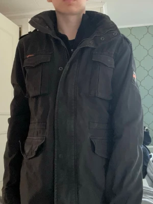Superdry fieldjacket  - Riktigt snygg Superdry jacka perfekt nu till våren och sommaren. Storlek L kan även passa större M. Fint skick 8/10 pris endast 448 kr var snabb 💨 kom gärna med frågor och prisförslag 😁