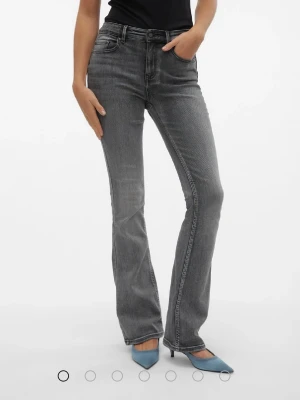 Bootcut jeans - Grå bootcut jeans från Vero Moda, modell: VMFLASH. Storlek S/34 (86cm benlängd)
