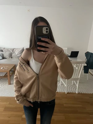 Beige hoodie från Sail Racing - Sail Racing zip hoodie i storlek 170, ~ XS/S.  Dragkedjans flärp (det man drar i) har gått av, men dragkedjan funkar annars. (Se bild 4). Fint skick annars! Nypris 999kr. 💕