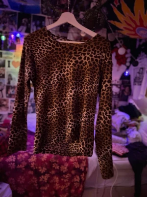 Leopardmönstrad långärmad topp - Toppen har en rund halsringning och är i en brun och svart färgskala. Materialet känns mjukt och stretchigt, passar många storlekar                                                            ‼️fråga om mått/hur den ser ut på‼️