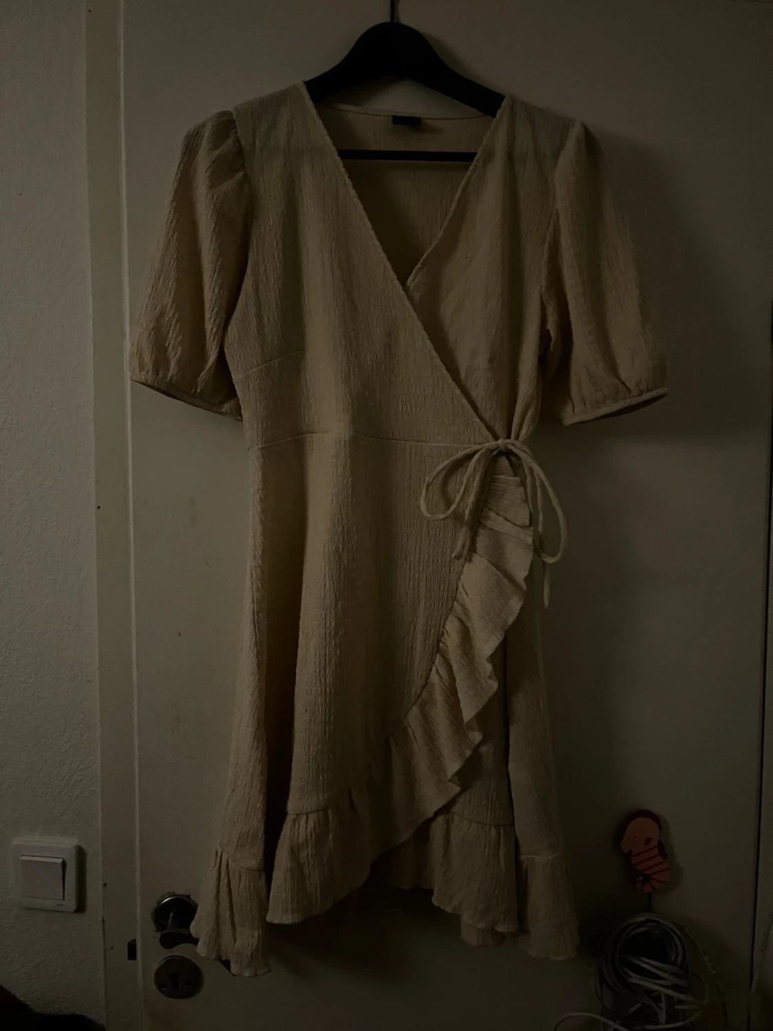 Beige omlottklänning med volang - 4