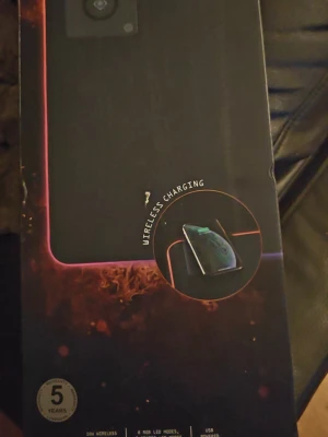 Trådlös laddningsplatta RGB - Snygg trådlös laddningsplatta med RGB LED-ljus och svart finish. Plattan har 10W trådlös laddning och USB-anslutning. Perfekt för att ladda mobilen utan sladdar och ger cool belysning på skrivbordet. Kräver QC 3.0/2.0-adapter för snabbladdning.