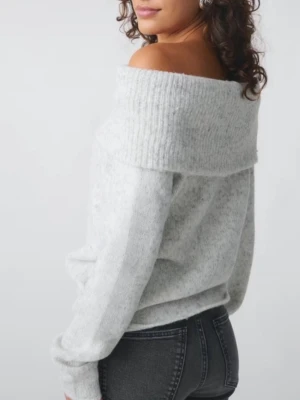 Ljusgrå off shoulder stickad tröja - Trendig ljusgrå stickad tröja från Gina Tricot med bred off shoulder-krage och långa ärmar. Mjuk och skön kvalitet som passar perfekt till jeans eller kjol. Ribbstickad kant upptill för extra detalj.