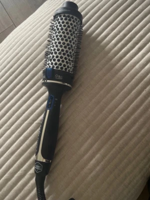 Björn Axén Tools varmluftsborste - Säljer en svart och silver varmluftsborste från Björn Axén Tools, OBH Nordica. Borsten har rund form med metallcylinder och piggar, samt integrerat värmesystem och jonfunktion. Perfekt för styling och volym till håret.