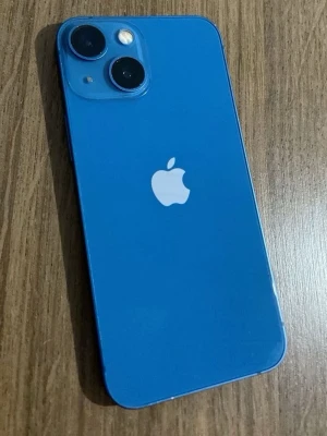 Blå iPhone med dubbla kameror - Snygg blå iPhone med två stora kameralinser och klassisk Apple-logga på baksidan. Telefonen har en stilren, platt design i glas och aluminium. Perfekt för dig som gillar modern teknik och vill ha en färgglad mobil som sticker ut.