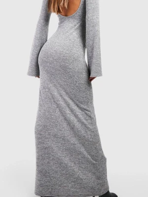 Grå lång stickad klänning - Mysig grå långklänning i stickat material med lång ärm och öppen rygg. Klänningen har en rak passform och är perfekt för dig som gillar en enkel men ändå snygg look. Passar till sena sommar kvällar, kan stylas med klackar eller sneakers. (Den är använd vid två tillfällen - nytt skick)