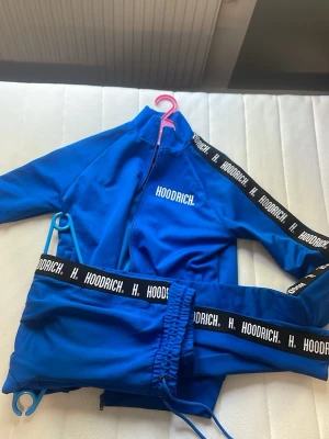 Blått loungewear-set från Hoodrich - Snygg blå TRACKSUIT FRÅN HOODRICH  som kostade 1900 kr men vi säljer för 190 kr 