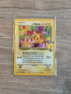 Pokémonkort Birthday Pikachu - Säljer ett samlarkort från Pokémon med motivet Birthday Pikachu. Kortet har gul ram, färgglad bakgrund och visar Pikachu med en födelsedagstårta. Text och detaljer på engelska. Perfekt för dig som gillar Pokémon och vill utöka din samling. Kortet är värderat, inplastat och i bra skick. Kortet är inplastat för att inte få några mindre skador eller repor. 