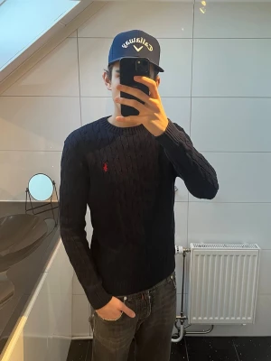 Polo Ralph Lauren Tröja - Stickad Träja från Polo Ralph Lauren. Storlek S passar som mindre S. Använd max 3 gånger och tvättad en gång så i nyskick. Fick tröjan i julklapp och inte använt den sen dess. Hör av er vid minsta funderingar! (Självklart äkta)