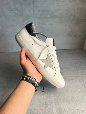 Golden goose skor - ÄKTA!! Super fint på dessa goose 8,5/10 | storlek 44 men passar större | endast skorna ingår | skriv vid frågor 🤩