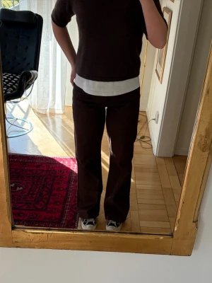 Bruna lågmidjande jeans - Bruna lågmidjande jeans från Zara. Använda 1 gång! Upplagda för att passa mig som är 165cm, går att sprätta upp sömnen. Innebenslängden är 80cm. 