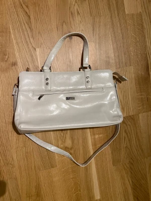 Beige Handväska/handbag - Elegant Handväska för kvinnor.  Väskan är i ny skick och matchar med allting, perfekt för en ny vardags väska.  Hör av vid intresse/frågor. PRIS KAN DISKUTERAS!