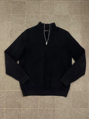 Zara halfzip - Tjenare, säljer en snygg halfzip från Zara i färgen mörkblå, det står M men den sitter lite mindre. Priset kan diskuteras, hör av dig vid minsta lilla fundering.