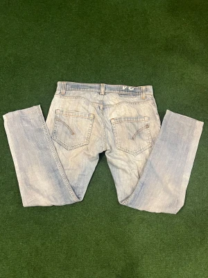 Dondup jeans - Dondup jeans, Storlek 34. Jeansen är i bra skick och utan defekter vad jag vet. Jeansen har även en riktig go tvättning och är allmänt riktigt sjyssta. Hör av er vid minsta funderingar!