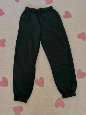 Svarta mjukisbyxor med resår - H&M - Jättesköna mjukisbyxor från H&M. Resår både i midjan och vid benen, snöre på insidan😍 Har bara använt de 2-3 gånger så de känns som nya och nopperfria