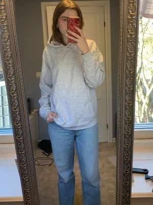 Ljusgrå hoodie med huva - Ljusgrå hoodie med huva och ficka. Lös passform och ribbade muddar vid ärmar och nederkant. Gjord i bomull, stretchig. Jag är 174 cm lång.
