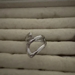 Slumpmässig ring på köpet ❣️ - Två stilrena ringar i silverfärgad med öppen design. Ena ringen har en organisk, vågig form medan den andra har två blanka, droppformade ändar. Perfekta för dig som gillar minimalistiska och trendiga accessoarer.