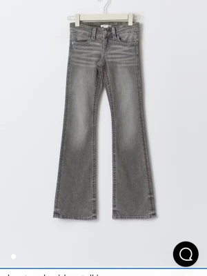Grå jeans från Gina Tricot - Säljer ett par grå jeans från Gina Tricot, lågmidjade och bootcut. Jeansen saknar lapp men är i storlek 146🫶
