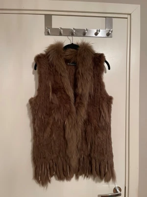 Äkta pälsväst - ✨Säljer en fluffig brun äkta pälsväst✨