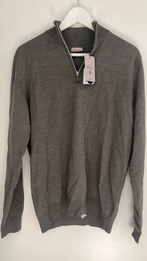 Grön Stenströms quarterzip i merino-ull - En väldigt snygg olivgrön quarterzip i 100% merino-ull. Tröjan är helt ny och aldrig använd, lapparna sitter kvar och kvitto finns. Storlek M, passar ungefär 175-185cm. Öppen för frågor och funderingar💫