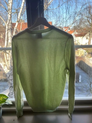 Ljusgrön John Henric cashmere tröja - Tröjan är i gott skick men finns tecken på användning. Extremt bra kvalitet då den är gjort på cashmere tyg. Tröjan är i storleken medium men passar även small om man vill ha passformen lite tightare.